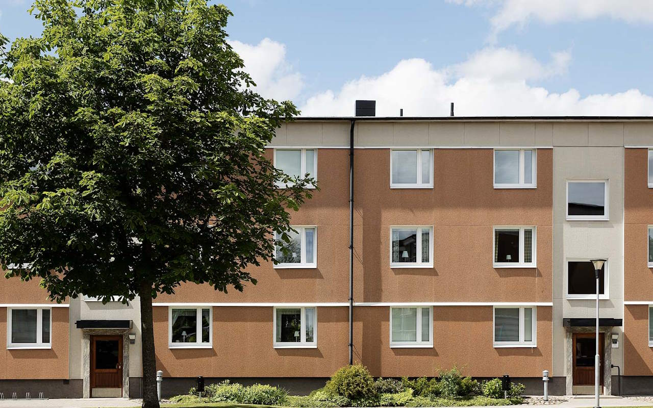 hos denna bostadsrättsförening har man uppdaterat till nya moderna isolerglasfönster varav man samtidigt behållit det lilla men ack så unika nämligen de glasdelande posterna som verkligen sätter sin härliga prägel på fastigheten