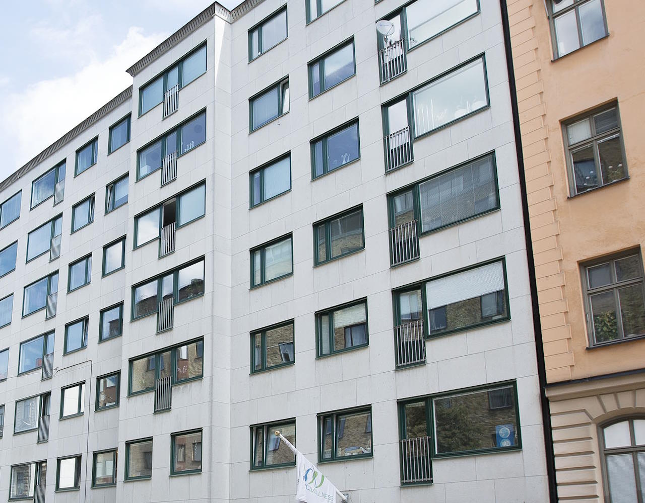 i en bostadsrättsförening vill man av förklarliga skäl ha det relativt underhållsfritt därför är PVC-fönster aluminiumbeklädda fönster eller aluminium rakt igenom de tre bästa valen