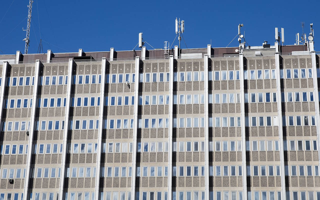 föreställ dig hur stor energibesparing det är i en sådan här fastighet i det fall man gör ett fönsterbyte och övergår från traditionella tvåglasfönster till isolerglas det handlar om en sänkning på hundratusentals kronor om inte mer i årliga uppvärmningskostnader