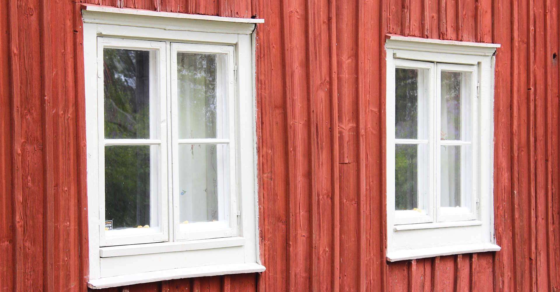 dessa renoverade bågar fick behålla sitt ursprungliga kulturglas vilket var en del av själva identiteten för såväl fönsterna som byggnaden i helhet