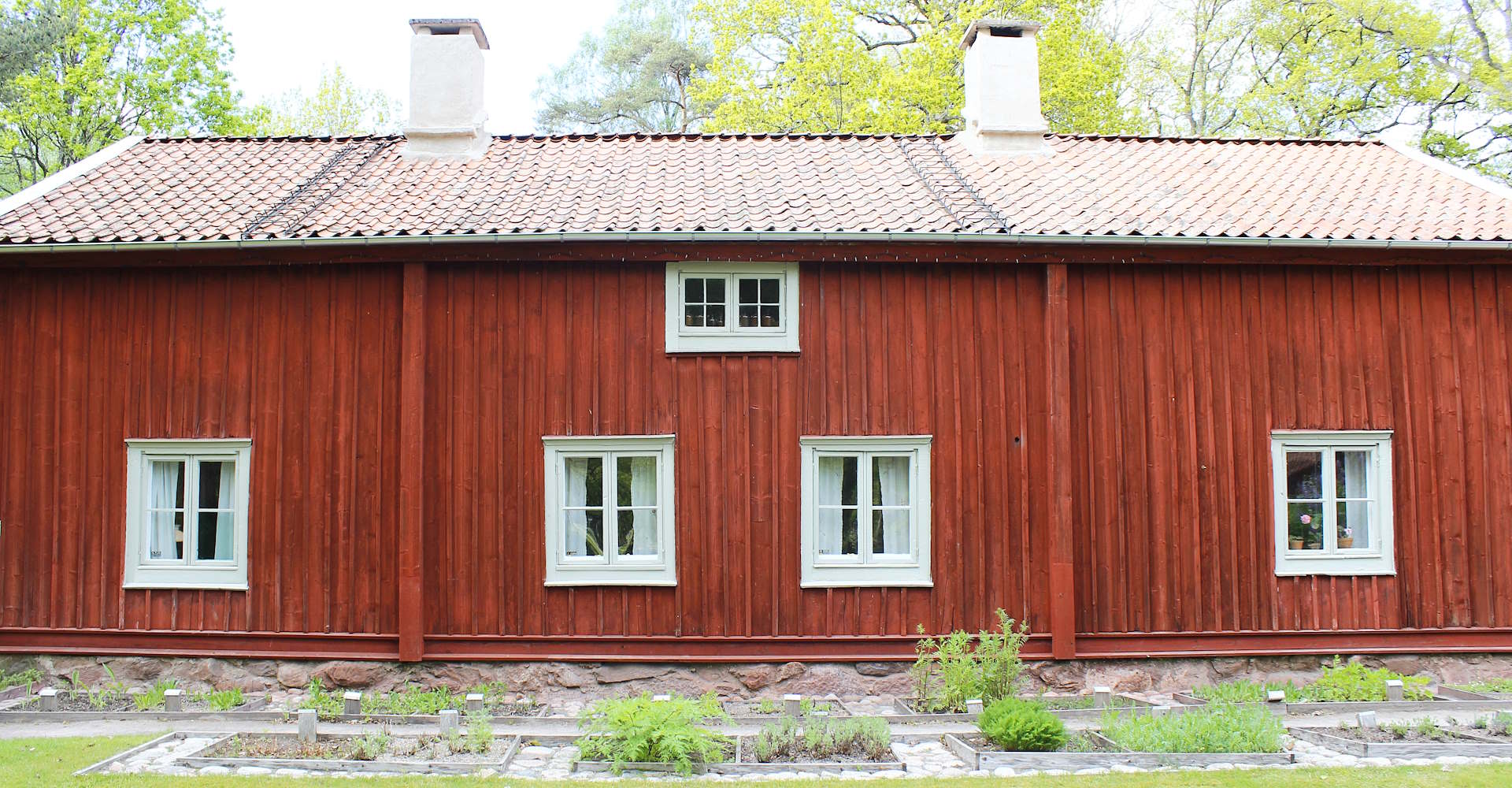 byggnad från början av 1800-talet som under 2024 fick sig en välbehövlig renovering av fönsterna