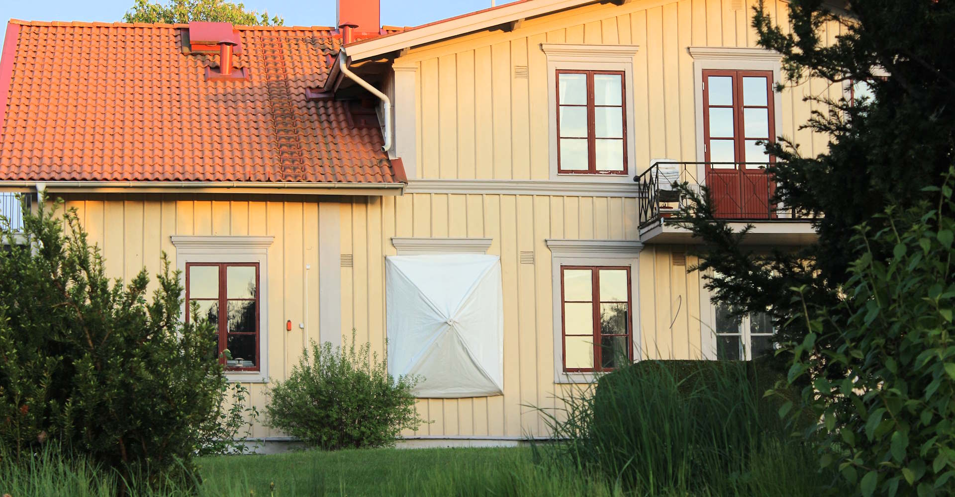 prästgård med spröjsade fönster fastän att PVC-fönster samt nya isolerglasfönster i trä och aluminium går att tillverka i snarlikt utförande så är byggnader av just denna typ ämnade för det gamla och klassiska