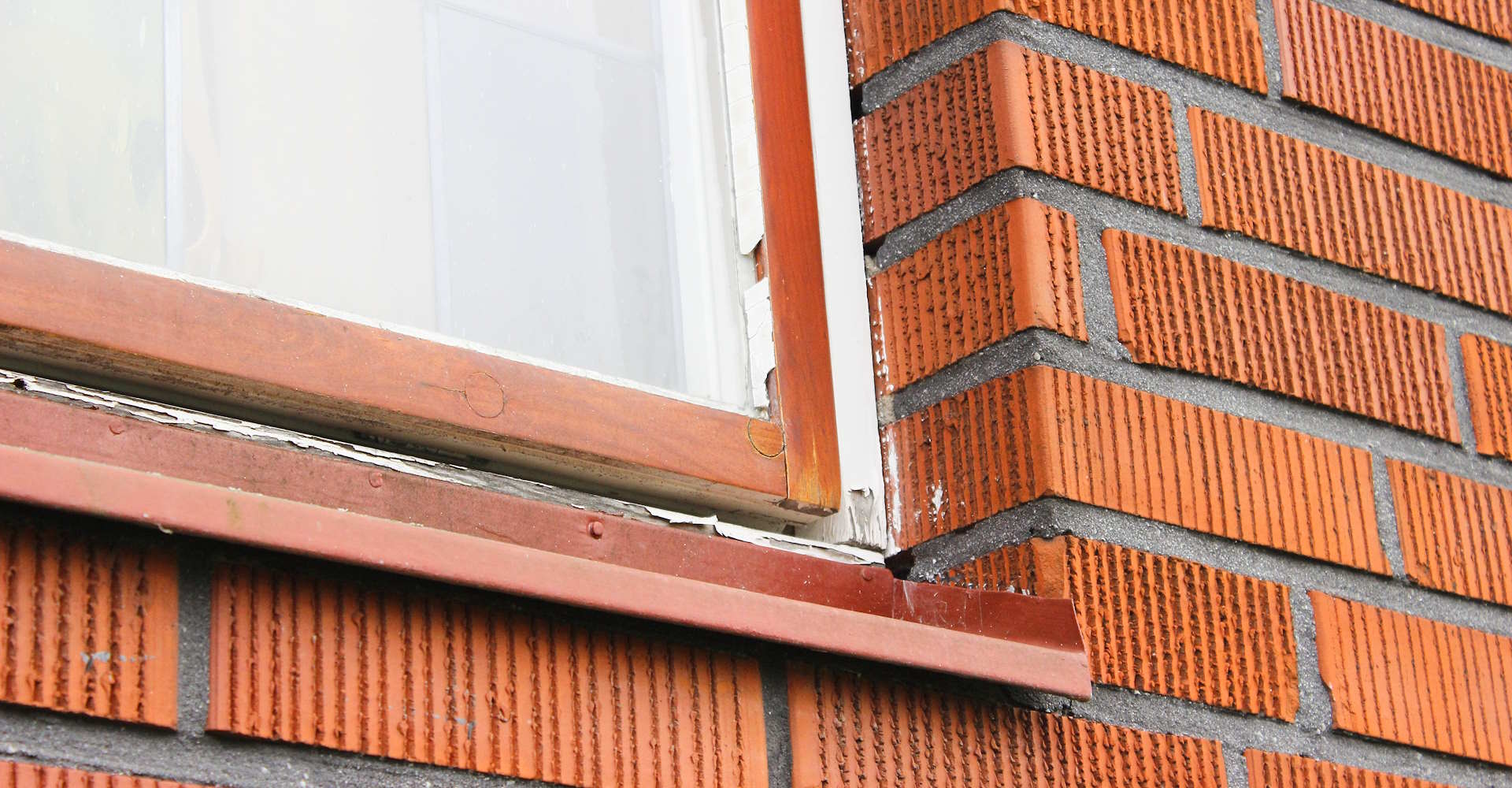 ett första tecken på att nu är det dags för fönsterrenovering brukar vara i samma veva som fönsterkittet kastar in handduken