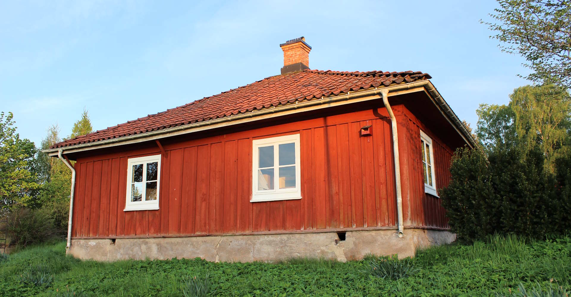 ett rustikt gammalt torp förtjänar sina rustika gamla fönster
