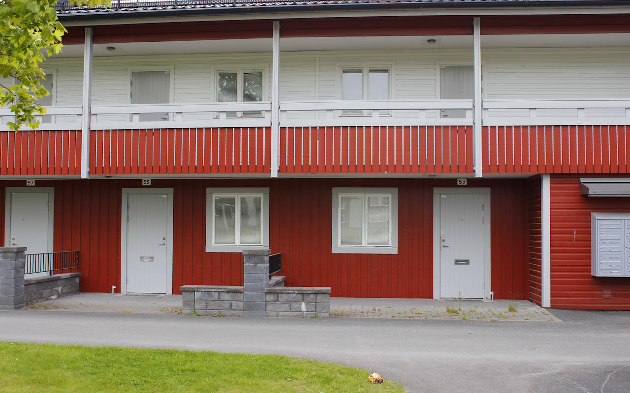 radhusområde uppfört i slutet av 1980-talet här sitter originalfönsterna fortfarande kvar vilka är i sedvanlig tvåglas dags att byta upp sig med andra ord